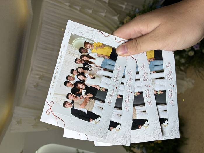 婚礼现场宾客手持刚打印的 photobooth 照片